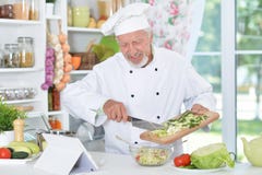 Szefa kuchni narządzania gość restauracji obraz stock Szefa kuchni narządzania gość restauracji obraz stock