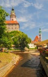 Szenische Ansicht Kirchtürme von die Moldau-Fluss und von Schloss und von St. Jost in Cesky Krumlov, Tschechische Republik stockfoto Szenische Ansicht Kirchtürme von die Moldau-Fluss und von Schloss und von St. Jost in Cesky Krumlov, Tschechische Republik stockfoto