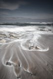 Szenische atlantische Küstenlinie mit Wellen in der Bewegung um Felsen auf sandigem Strand in der langen Belichtung, bidart, bask Stockfotos Szenische atlantische Küstenlinie mit Wellen in der Bewegung um Felsen auf sandigem Strand in der langen Belichtung, bidart, bask Stockfotos