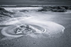 Szenische atlantische Küstenlinie mit Wellen in der Bewegung um Felsen auf sandigem Strand in der langen Belichtung, bidart, bask Lizenzfreie Stockfotografie Szenische atlantische Küstenlinie mit Wellen in der Bewegung um Felsen auf sandigem Strand in der langen Belichtung, bidart, bask Lizenzfreie Stockfotografie