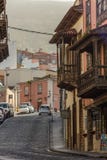 Szenische schmale Straße von La Orotava-Stadt Altbauten mit kanarischen Balkonen Teneriffa, Kanarische Inseln, Spanien des Kiefer stockfotos Szenische schmale Straße von La Orotava-Stadt Altbauten mit kanarischen Balkonen Teneriffa, Kanarische Inseln, Spanien des Kiefer stockfotos