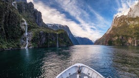Szenische Touristenattraktion von Milford- Soundkreuzfahrt, Neuseeland lizenzfreie stockbilder Szenische Touristenattraktion von Milford- Soundkreuzfahrt, Neuseeland lizenzfreie stockbilder