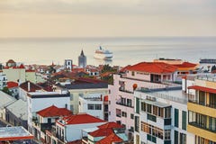 Szenische von der Luftansicht von Funchal mit Atlantik und großem Kreuzschiff, die der Stadt, Madeira sich nähern stockbilder Szenische von der Luftansicht von Funchal mit Atlantik und großem Kreuzschiff, die der Stadt, Madeira sich nähern stockbilder