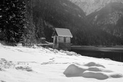 Szenischer Gebirgspass lake Lago Del Predil in der Winterlandschaft in Schwarzweiss, Italien Stockfotografie Szenischer Gebirgspass lake Lago Del Predil in der Winterlandschaft in Schwarzweiss, Italien Stockfotografie