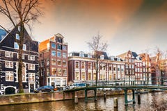 Szenischer Kanal in Amsterdam, die Niederlande lizenzfreies stockfoto Szenischer Kanal in Amsterdam, die Niederlande lizenzfreies stockfoto