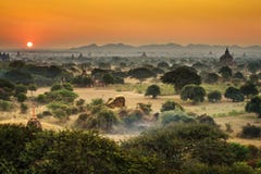 Szenischer Sonnenaufgang über Bagan auf Myanmar lizenzfreies stockbild Szenischer Sonnenaufgang über Bagan auf Myanmar lizenzfreies stockbild