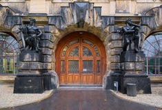 Szeroki drewniany drzwi obramiający statuami Fotografia Stock Szeroki drewniany drzwi obramiający statuami Fotografia Stock