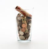 Szklany słój monety w filiżance na countertop biurka pieniądze savings długu banka dolara finanse bogactwa zmiany rynku bogatej b obraz stock Szklany słój monety w filiżance na countertop biurka pieniądze savings długu banka dolara finanse bogactwa zmiany rynku bogatej b obraz stock
