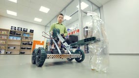 Szkolny uczeń kontroluje zawdzięczający sobie robot przy inżynierii szkoły lab zbiory wideo Szkolny uczeń kontroluje zawdzięczający sobie robot przy inżynierii szkoły lab zbiory wideo