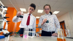Szkoła podstawowa ucznie robi chemii eksperymentują w nauki sala lekcyjnej zbiory wideo Szkoła podstawowa ucznie robi chemii eksperymentują w nauki sala lekcyjnej zbiory wideo
