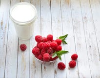 Szkło dojne i świeże malinki z mennicą na białym tle Zdrowy, właściwy odżywianie, dieta owoce Deser zdjęcia royalty free Szkło dojne i świeże malinki z mennicą na białym tle Zdrowy, właściwy odżywianie, dieta owoce Deser zdjęcia royalty free