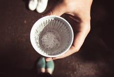 Szkło woda w kobiety ` s ręce, odgórny widok obraz stock Szkło woda w kobiety ` s ręce, odgórny widok obraz stock