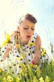 Szpilka w górę dziewczyny z samobójstwo rolką na wildflower łące z plecy zdjęcie royalty free Szpilka w górę dziewczyny z samobójstwo rolką na wildflower łące z plecy zdjęcie royalty free