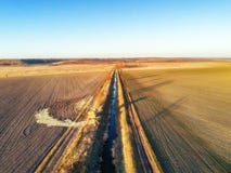 Sztucznie kształtujący teren irygacyjny kanał między dwa polami zdjęcie stock Sztucznie kształtujący teren irygacyjny kanał między dwa polami zdjęcie stock