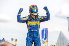 Sébastien Buemi che esulta sul podio del E-Prix FIA Formula E immagini stock libere da diritti Sébastien Buemi che esulta sul podio del E-Prix FIA Formula E immagini stock libere da diritti
