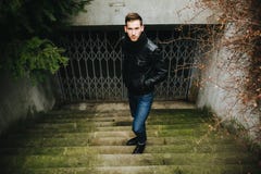 Säker man som poserar i stadjeans royaltyfri bild Säker man som poserar i stadjeans royaltyfri bild