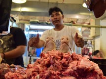 Säljare för svinkött på marknad arkivbild Säljare för svinkött på marknad arkivbild