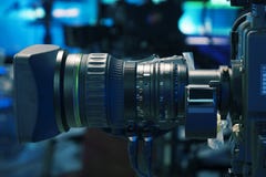 Sända televisionstudiokameran och sträcka på halsen kameran i nyheternastudiorum arkivfoto Sända televisionstudiokameran och sträcka på halsen kameran i nyheternastudiorum arkivfoto