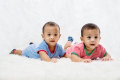 Säuglingszwillingsschlafen Neugeborener Baby-Zwillings-Schlaf im Bett lizenzfreie stockfotografie Säuglingszwillingsschlafen Neugeborener Baby-Zwillings-Schlaf im Bett lizenzfreie stockfotografie