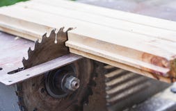 Såg den elektroniska tabellen för snickerimaskinen, kors för att klippa metallstålsilver arkivfoton Såg den elektroniska tabellen för snickerimaskinen, kors för att klippa metallstålsilver arkivfoton