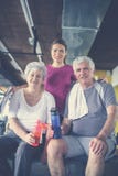 Séance d'entraînement de couples dans le gymnase Personnes supérieures avec leur perso photographie stock libre de droits Séance d'entraînement de couples dans le gymnase Personnes supérieures avec leur perso photographie stock libre de droits