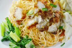 Séchez les nouilles chinoises d'oeufs complétant le porc et la boulette croustillants du plat photographie stock libre de droits Séchez les nouilles chinoises d'oeufs complétant le porc et la boulette croustillants du plat photographie stock libre de droits