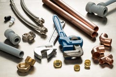 Sélection des outils de plombiers et des matériaux de tuyauterie image stock Sélection des outils de plombiers et des matériaux de tuyauterie image stock