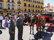 Séville l'Espagne le 17 avril 2013/deux conducteurs dans la robe traditionnelle photo stock Séville l'Espagne le 17 avril 2013/deux conducteurs dans la robe traditionnelle photo stock