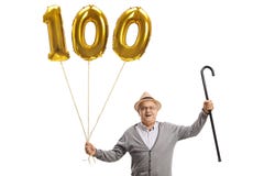 Sênior feliz com um balão dourado do número cem foto de stock Sênior feliz com um balão dourado do número cem foto de stock
