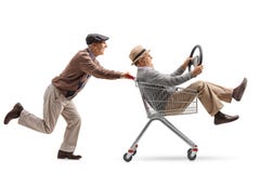 Sênior que empurra um carrinho de compras com um outro sênior com um steeri fotografia de stock Sênior que empurra um carrinho de compras com um outro sênior com um steeri fotografia de stock