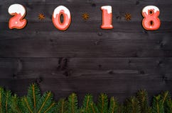 Símbolo de la muestra de la Feliz Año Nuevo 2018 de las galletas rojas y blancas del pan de jengibre en fondo de madera oscuro co Imágenes de archivo libres de regalías Símbolo de la muestra de la Feliz Año Nuevo 2018 de las galletas rojas y blancas del pan de jengibre en fondo de madera oscuro co Imágenes de archivo libres de regalías