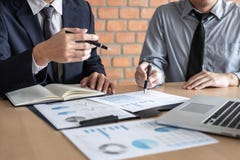 Sócio comercial profissional que discute as ideias que planeiam e o projeto da apresentação em encontrar o funcionamento e a anál fotos de stock Sócio comercial profissional que discute as ideias que planeiam e o projeto da apresentação em encontrar o funcionamento e a anál fotos de stock