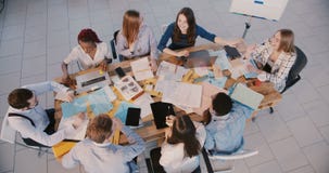 Sócios novos felizes multi-étnicos profissionais da empresa de partida que discutem o trabalho no escritório moderno, opinião filme Sócios novos felizes multi-étnicos profissionais da empresa de partida que discutem o trabalho no escritório moderno, opinião filme
