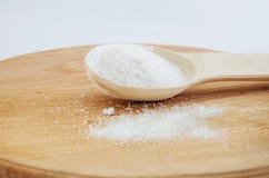 Sól w drewnianej łyżce na drewnianej desce i obraz stock Sól w drewnianej łyżce na drewnianej desce i obraz stock