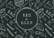 Sömlös modell av partiet för sommarBBQ-galler Öl biff, korv, grillfestraster, tång, gaffel, brand, ketchup Svart bräde Backgroun vektor illustrationer Sömlös modell av partiet för sommarBBQ-galler Öl biff, korv, grillfestraster, tång, gaffel, brand, ketchup Svart bräde Backgroun vektor illustrationer