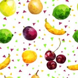 Sömlös modell för frukt: äpplen, limefrukt, apelsin, päron, banan- och plommonbär och aprikos och körsbär i låg poly stil, på vit stock illustrationer Sömlös modell för frukt: äpplen, limefrukt, apelsin, päron, banan- och plommonbär och aprikos och körsbär i låg poly stil, på vit stock illustrationer