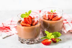 Söt efterrätt för chokladpannacotta med jordgubbar i exponeringsglas arkivfoto Söt efterrätt för chokladpannacotta med jordgubbar i exponeringsglas arkivfoto