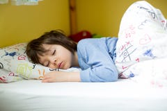 Söt pys som hemma sover i morgonen royaltyfri foto Söt pys som hemma sover i morgonen royaltyfri foto