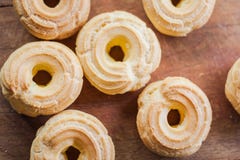 Söta bisquits på en träbakgrund royaltyfri foto Söta bisquits på en träbakgrund royaltyfri foto