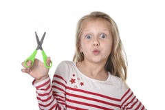 Söta härliga kvinnliga gammalt hållande klipp för barn 6 till 8 år scissors begrepp för skolatillförsel fotografering för bildbyråer Söta härliga kvinnliga gammalt hållande klipp för barn 6 till 8 år scissors begrepp för skolatillförsel fotografering för bildbyråer