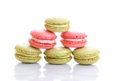 Söta och färgglade franska makron eller macaron på vit bakgrund fotografering för bildbyråer Söta och färgglade franska makron eller macaron på vit bakgrund fotografering för bildbyråer
