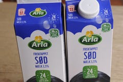 SÖTT MJÖLKA CONATAINERS arkivbild SÖTT MJÖLKA CONATAINERS arkivbild