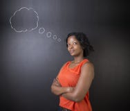 Südafrikanische oder der Afroamerikanerlehrerin oder -studenten denkende Wolke lizenzfreie stockfotografie Südafrikanische oder der Afroamerikanerlehrerin oder -studenten denkende Wolke lizenzfreie stockfotografie
