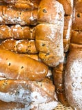 Süße frische Brötchen mit Früchten und Rosinen im Korb stockfotos Süße frische Brötchen mit Früchten und Rosinen im Korb stockfotos