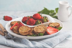 Süße Tofustückchen des strengen Vegetariers mit den Erdbeeren, vertikal Gesundes v stockbild Süße Tofustückchen des strengen Vegetariers mit den Erdbeeren, vertikal Gesundes v stockbild