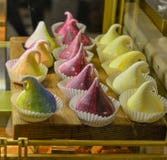 Süßer kleiner Kuchen mit fantastischen Farben stockfotografie Süßer kleiner Kuchen mit fantastischen Farben stockfotografie
