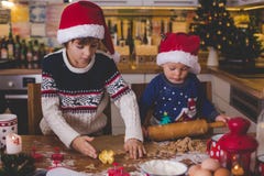 Süßes Kleinkindkind und sein älterer Bruder, Jungen, helfende Mama p lizenzfreie stockbilder Süßes Kleinkindkind und sein älterer Bruder, Jungen, helfende Mama p lizenzfreie stockbilder