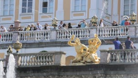 Sławna Wielka kaskada przy Peterhof parkiem, ludzie fotografuje na tle złote rzeźby zdjęcie wideo Sławna Wielka kaskada przy Peterhof parkiem, ludzie fotografuje na tle złote rzeźby zdjęcie wideo