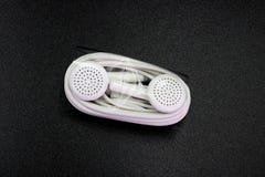 Słuchawka lub słuchawki na czarnym tle białe słuchawki dla używać cyfrową muzykę lub mądrze telefon | earbuds odizolowywający Odg zdjęcia royalty free Słuchawka lub słuchawki na czarnym tle białe słuchawki dla używać cyfrową muzykę lub mądrze telefon | earbuds odizolowywający Odg zdjęcia royalty free