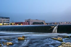 6ta presa y puente de la calle en Grand Rapids Imágenes de archivo libres de regalías 6ta presa y puente de la calle en Grand Rapids Imágenes de archivo libres de regalías